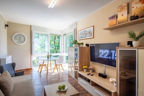 Family Villa, 2 Bedrooms, 2 Bathrooms, Lakeside (Al Pontile Di Caslano) | Living area