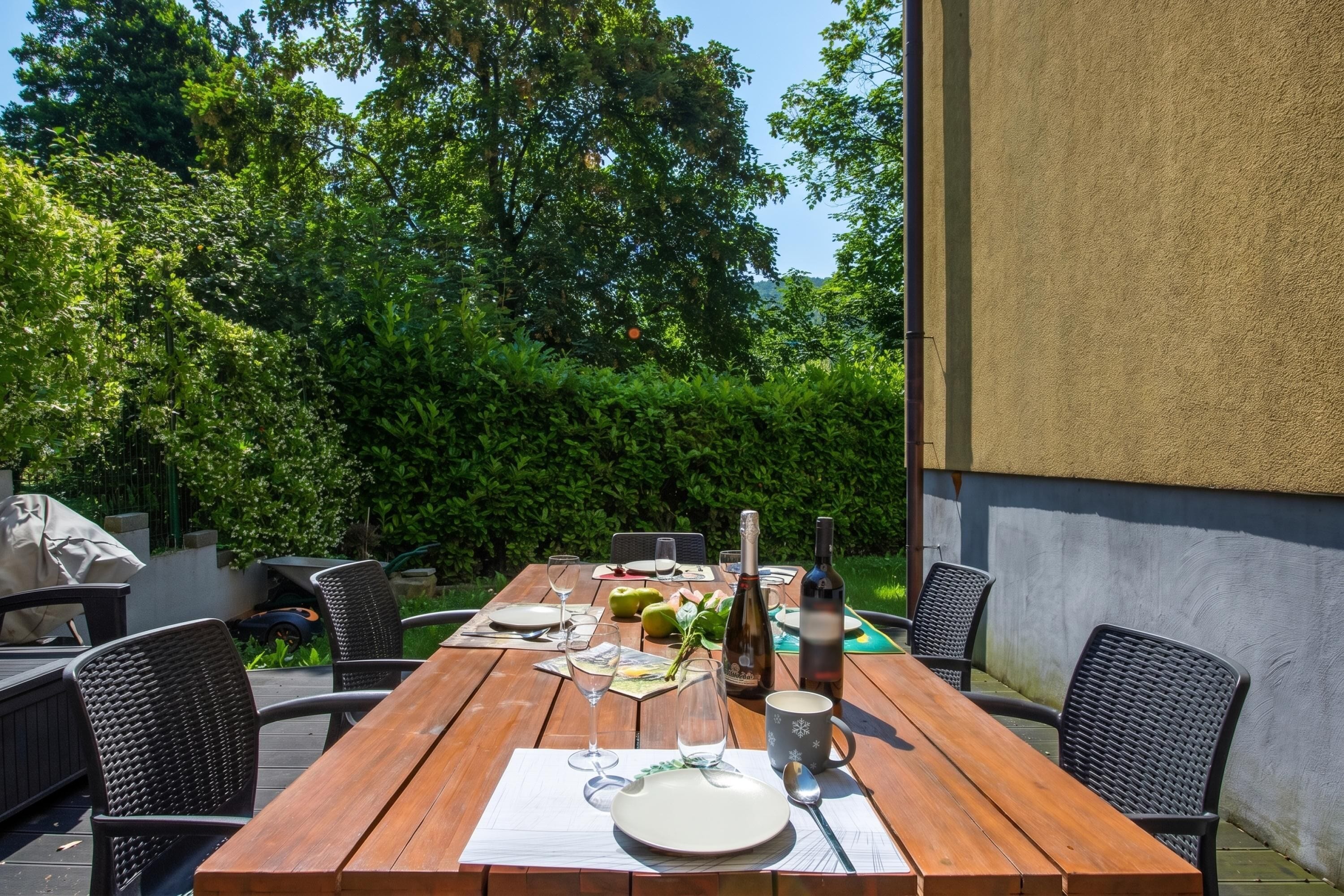 Family Villa, Multiple Bedrooms, 2 Bathrooms, Lakeside (Al Pontile Di Caslano) | Outdoor dining