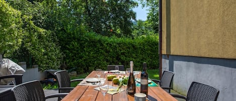 Family Villa, Multiple Bedrooms, 2 Bathrooms, Lakeside (Al Pontile Di Caslano) | Outdoor dining