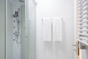 Familienvilla, Mehrere Schlafzimmer, 2 Bäder, Seeseite (Al Pontile Di Caslano) | Badezimmer | Badewanne und Dusche (separat), Haartrockner, Bidet, Handtücher