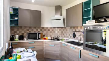 Villa familiare, camere multiple, 2 bagni, lato lago (Al Pontile Di Caslano) | Cucina privata | Frigorifero, microonde, piano cottura, lavastoviglie