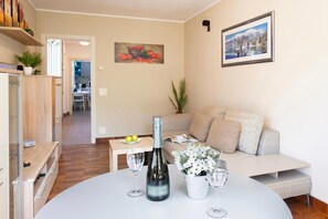 Family Villa, Multiple Bedrooms, 2 Bathrooms, Lakeside (Al Pontile Di Caslano) | Living area | 21-inch TV with cable channels