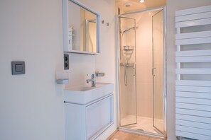 Family Penthouse, 2 Bedrooms, 2 Bathrooms (Strandhuis) | Bathroom | Separate tub and shower, hair dryer, towels, soap - Strandhuis (Koksijde)