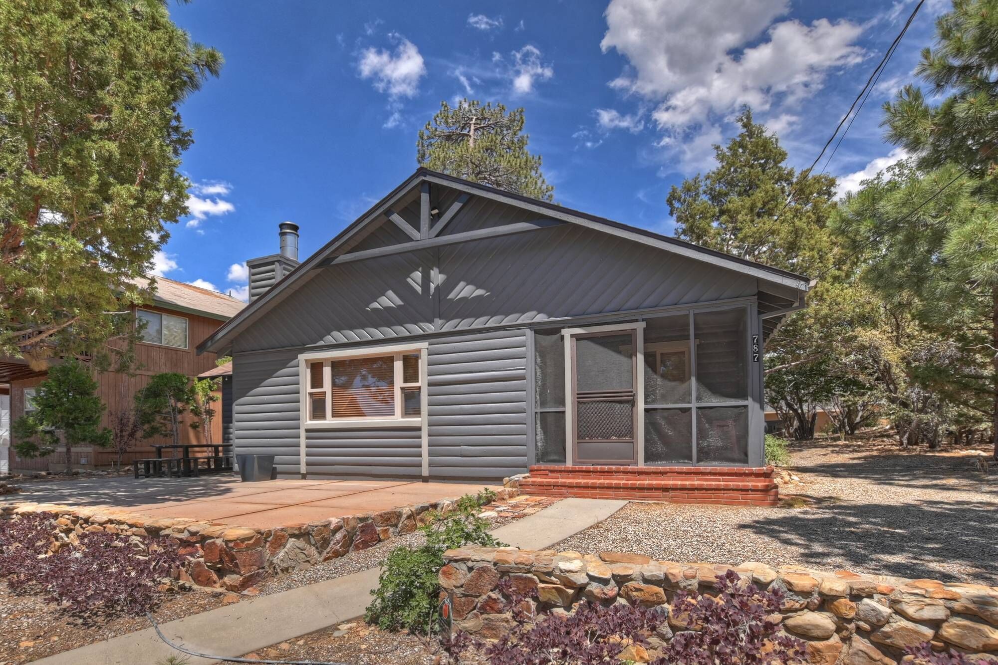 Starry Night Cottage by Destination Big Bear: Pet Friendly! Minutes from Bear Mountain! Peek-A-Boo Views of the Lake! Spa! Backyard!