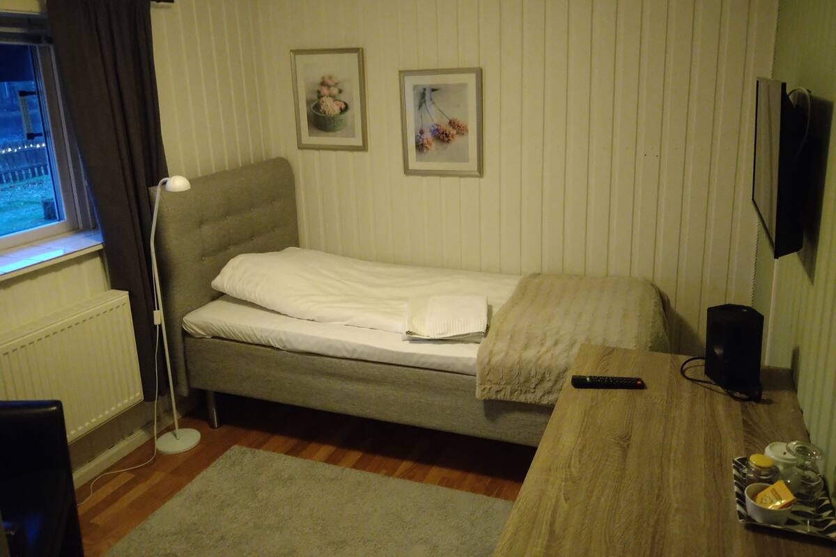 Enkelrum | Skrivbord, individuell inredning och sängkläder