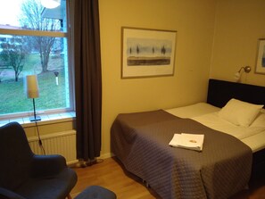 Quarto casal urbano | Individualmente decorados, escrivaninha, roupa de cama