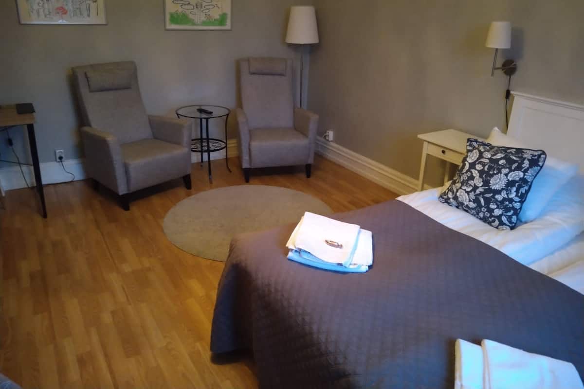 Chambre Double Confort | Décoration personnalisée, bureau, draps fournis