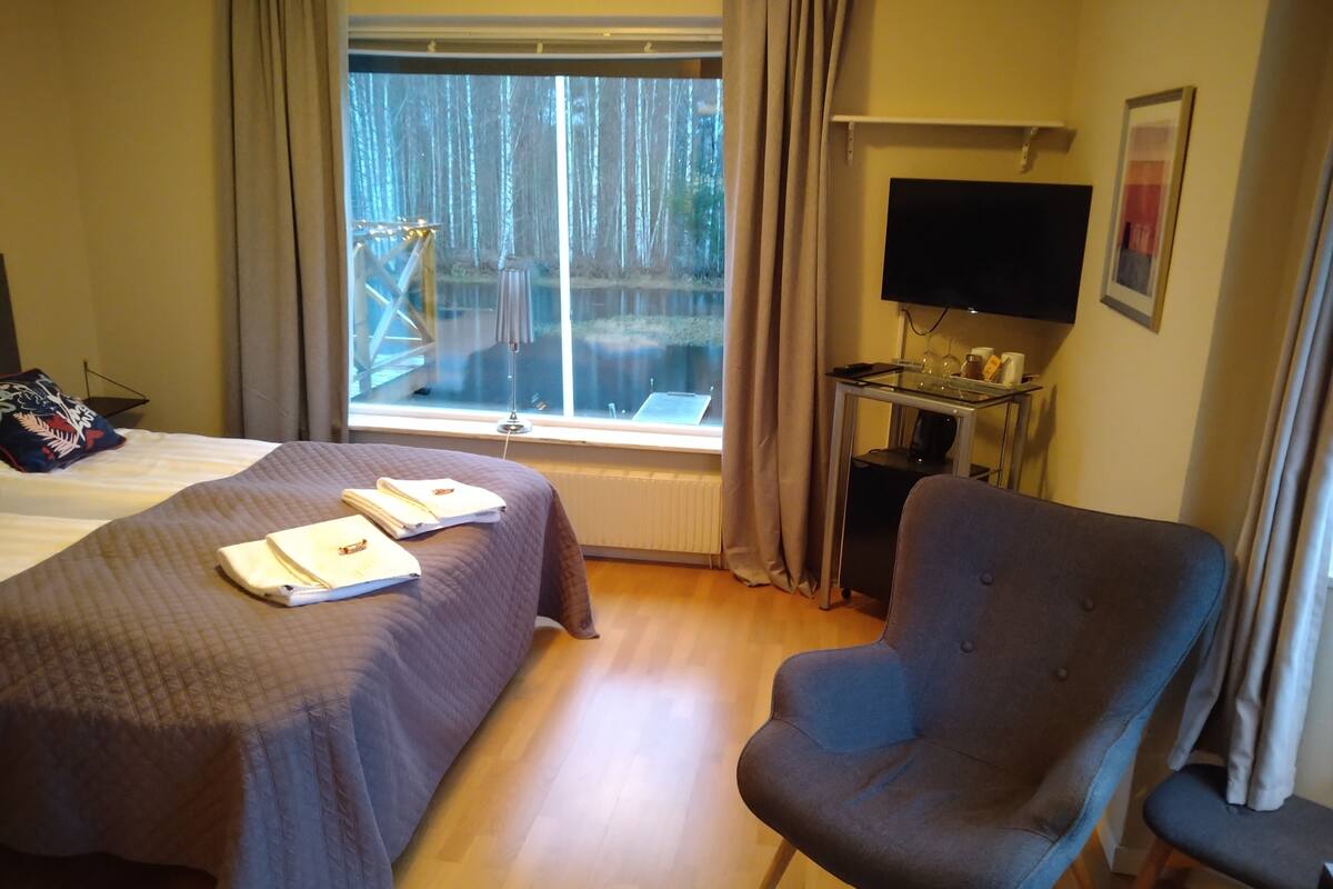 Deluxe dubbelrum | Skrivbord, individuell inredning och sängkläder