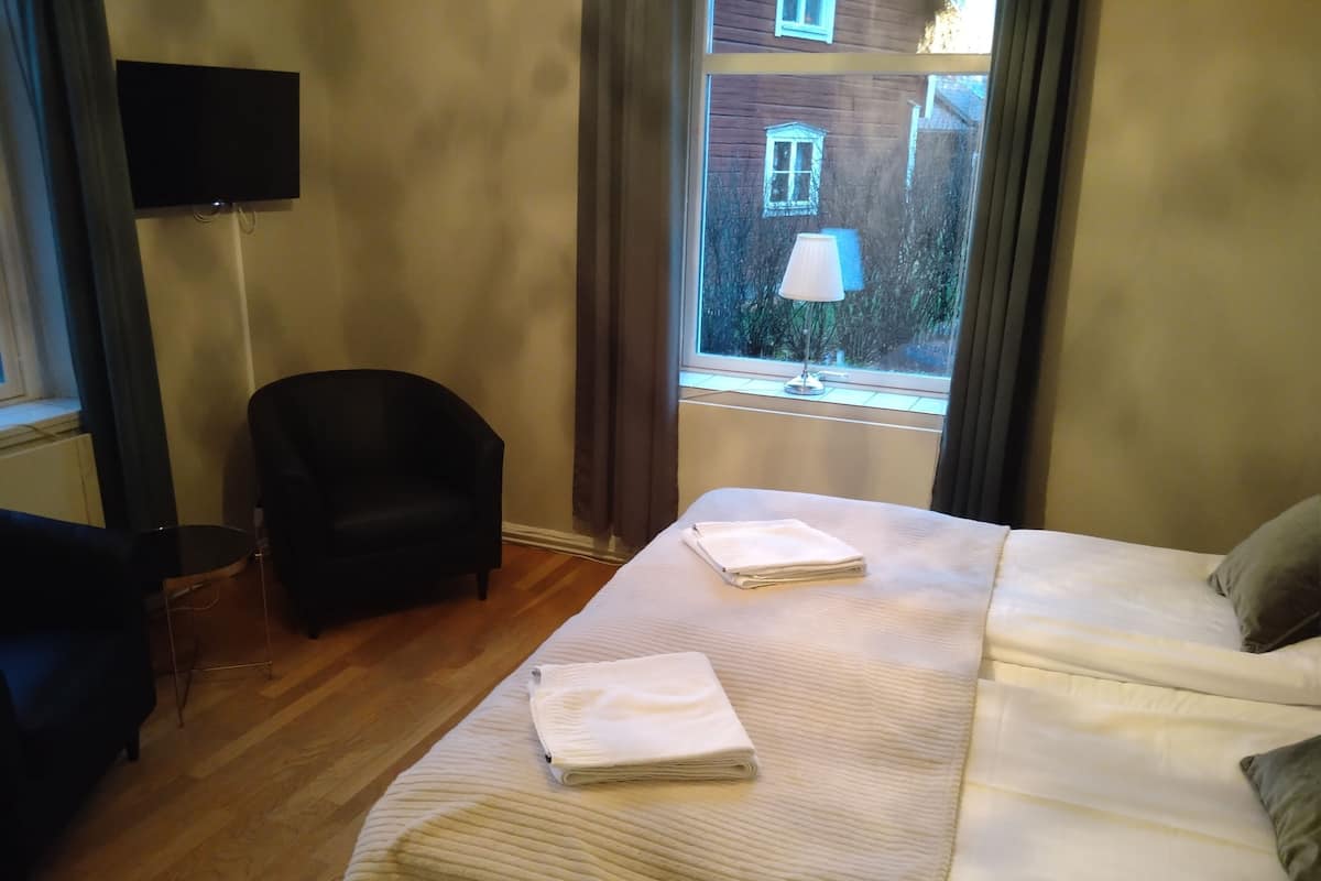 Chambre Double | Décoration personnalisée, bureau, draps fournis