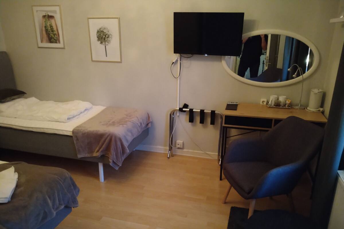 Tvåbäddsrum | Skrivbord, individuell inredning och sängkläder
