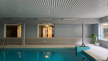 Una piscina al aire libre de temporada, una piscina climatizada