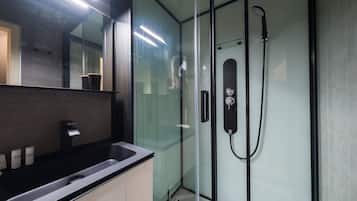 Estudio estándar (Westend Palace) | Baño | Ducha, secador de pelo, toallas y jabón