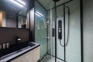 Standard Studio (Westend Palace) | Bathroom | Shower, hair dryer, towels, soap