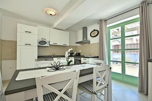 Fridge, microwave, oven, stovetop - Villa Zeus (Istria - Liznjan) (Liznjan)