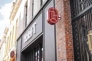 The Homey | Minibar, in-room safe, individually decorated, individually furnished