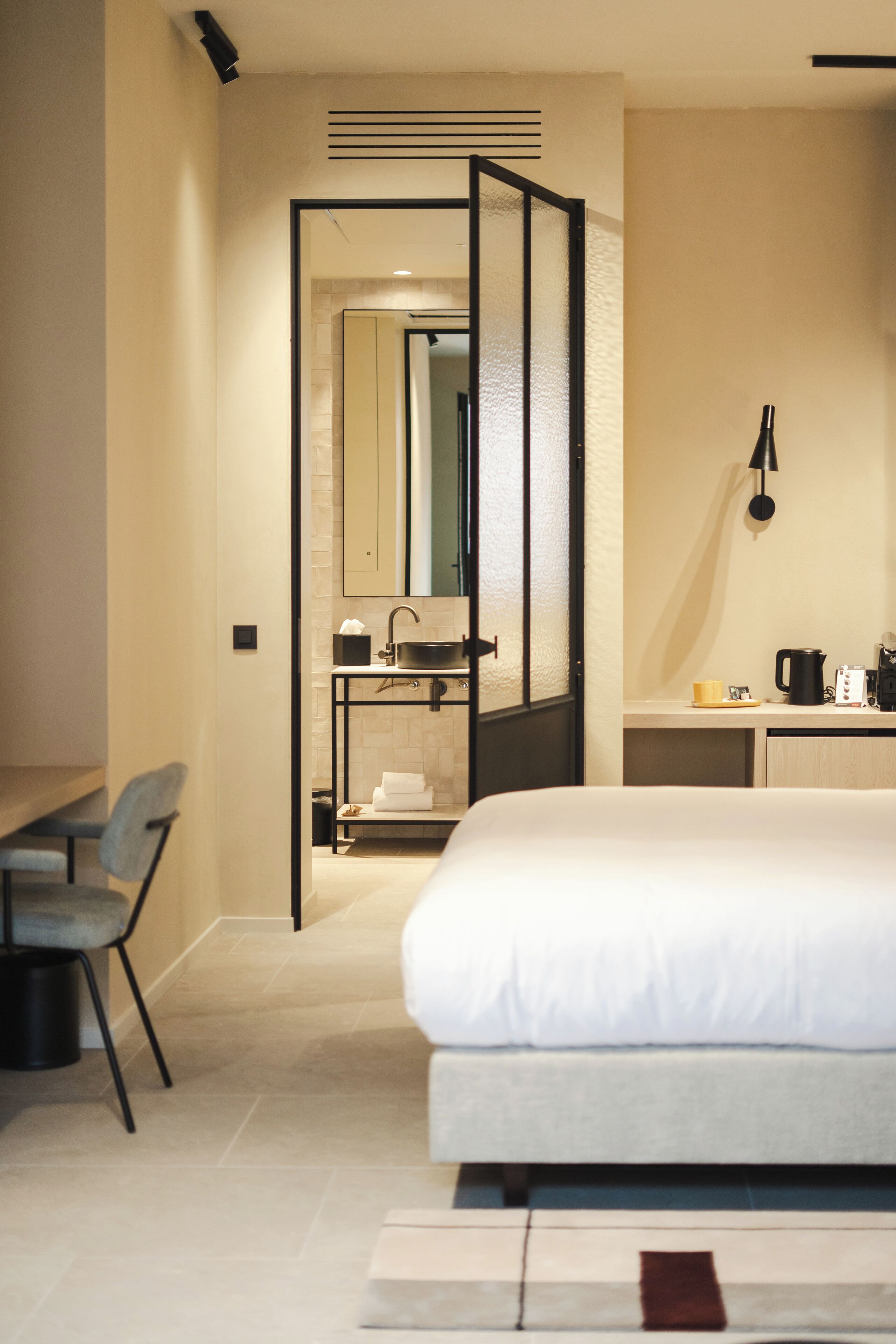Comfort kamer | Badkamer | Een douche, een regendouche, een haardroger, handdoeken