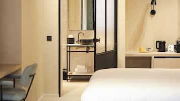 Comfort kamer | Badkamer | Een douche, een regendouche, een haardroger, handdoeken