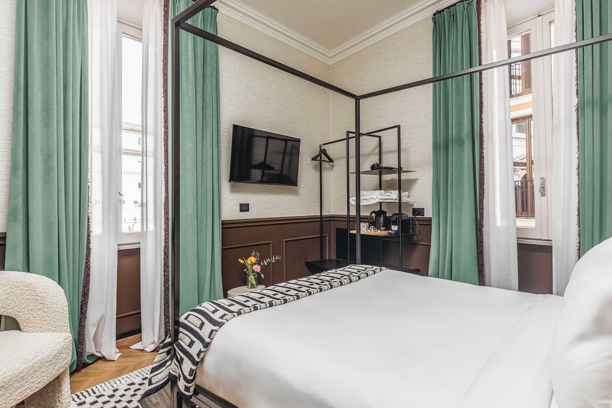 Quarto casal luxo, vista para a cidade | Cofres nos quartos, cortinas blackout, quartos à prova de som