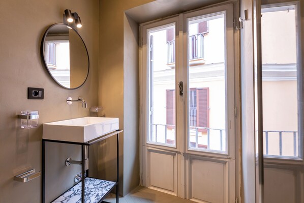 Deluxe-studiosviitti | Kylpyhuone | Suihku, hiustenkuivaaja, tohvelit, pyyhkeet