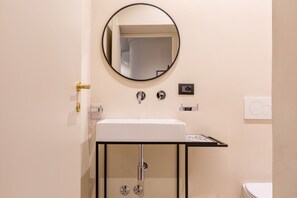 Quarto triplo luxo | Banheiro | Chuveiro, secador de cabelo, chinelos, toalhas de banho