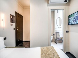 Deluxe Single Room | Bathroom | Shower, hair dryer, slippers, towels - The Couper Colonna (Rome)