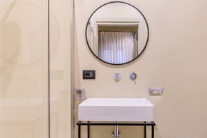 Triple Deluxe Room | Bathroom | Shower, hair dryer, slippers, towels - The Couper Colonna (Rome)