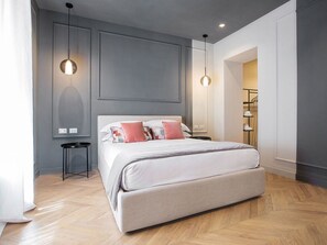 Kolmen hengen deluxe-huone | Tallelokero huoneessa, pimennysverhot, äänieristys, silitysrauta/-lauta