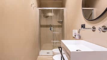 Deluxe-Doppelzimmer | Badezimmer | Dusche, Haartrockner, Hausschuhe, Handtücher