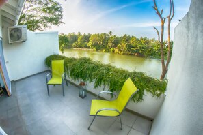 Terrace/patio - River side boutique villa - 5 min from the beach! (Kochchikade, Sri Lanka)