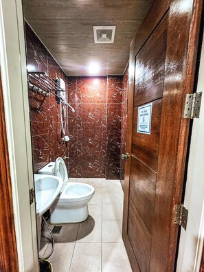 Bathroom - OYO 767 Hotel Urban - Khotel Kurban Hotel (Baguio)
