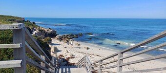 Cosy granny flat only 2 minute walk to beach with off street parking