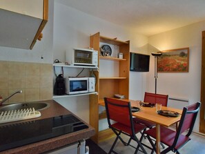 Fridge, microwave, oven, stovetop - Cozy studio near the slopes in Bernex (Bernex)