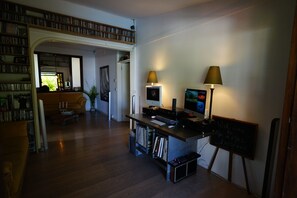 A home office with a desk, computer, and bookshelf. There is a chalkboard with a welcome message. - Bellevue Tamarin (Tamarin)