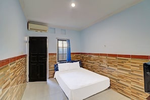 Desk, laptop workspace, free WiFi, bed sheets - OYO 91678 Citarum Guest House (Denpasar)