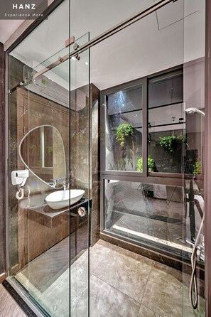 Romantic Double Room | Bathroom - HANZ Premium Bonita The View (Ho Chi Minh City)