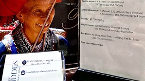 Een hotel brochure met een overzicht van diensten, waaronder taxi- en motorhuur, wasserette en uurtarieven voor kamers.