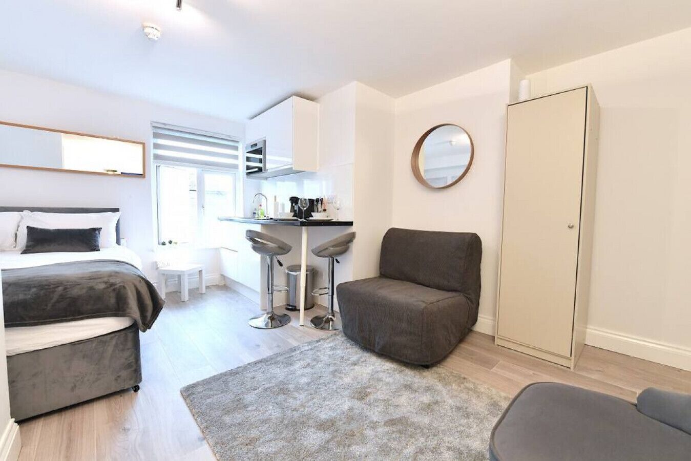 Desk, iron/ironing board, travel cot, WiFi