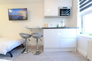 1 Schlafzimmer, Schreibtisch, Bügeleisen/Bügelbrett, Reisekinderbett