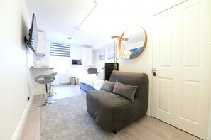1 Schlafzimmer, Schreibtisch, Bügeleisen/Bügelbrett, Reisekinderbett