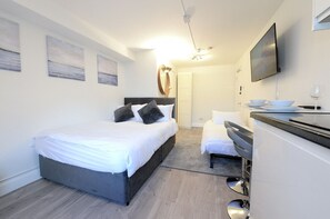 1 Schlafzimmer, Schreibtisch, Bügeleisen/Bügelbrett, Reisekinderbett