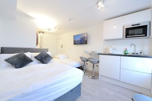 1 soverom, skrivebord, strykejern/-brett og reiseseng for barn