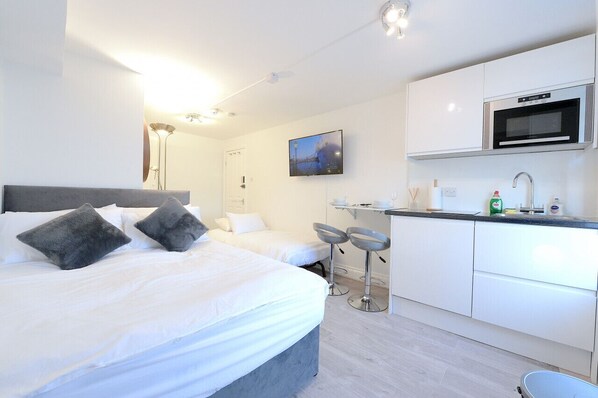 1 chambre, bureau, fer et planche à repasser, lit de bébé portatif
