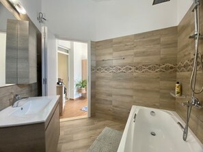 Shower, hair dryer, towels, toilet paper - CostAnita Beach House in Almyrida (Almirida)