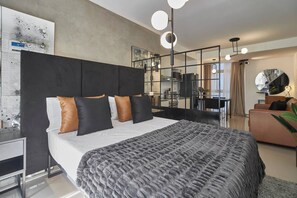 Een bureau, een strijkplank/strijkijzer, gratis wifi, beddengoed