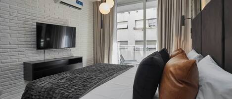 Een bureau, een strijkplank/strijkijzer, gratis wifi, beddengoed