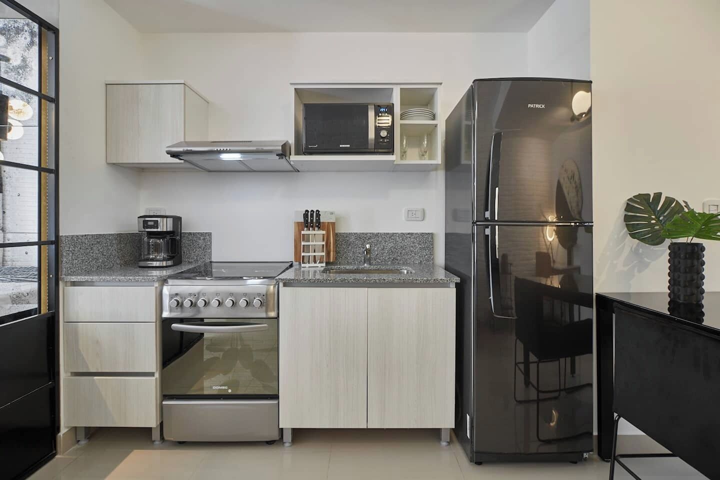 Frigorifero, microonde, forno, piano cottura