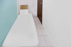 Economy Single Room | Laptop workspace, bed sheets - Hotel O Solo Baru Homestay Syariah (Batam)