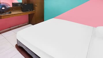 Economy Double Room | Laptop workspace, bed sheets