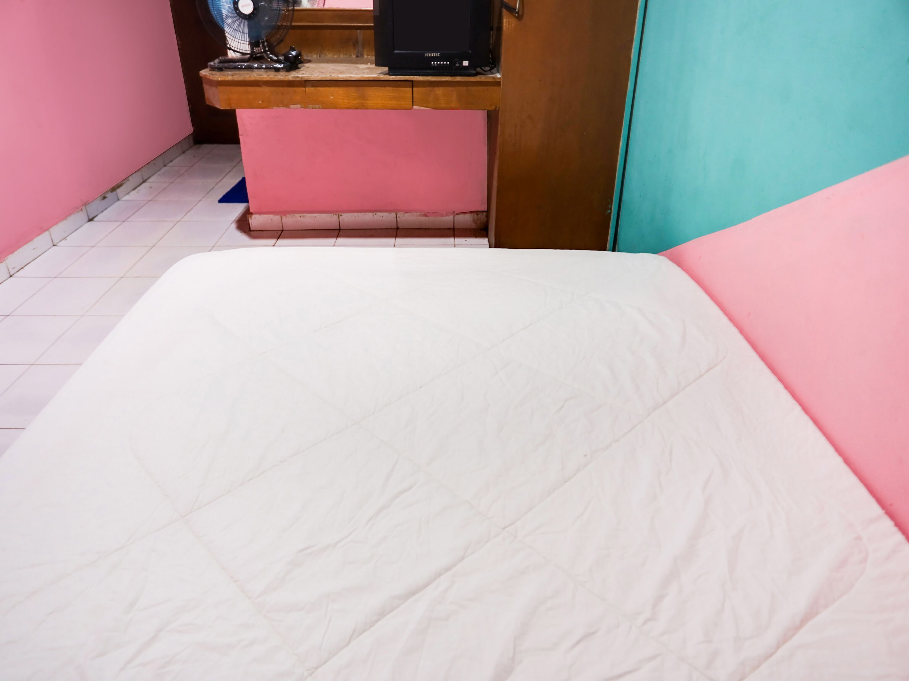 Espacio para trabajar con laptop y ropa de cama 