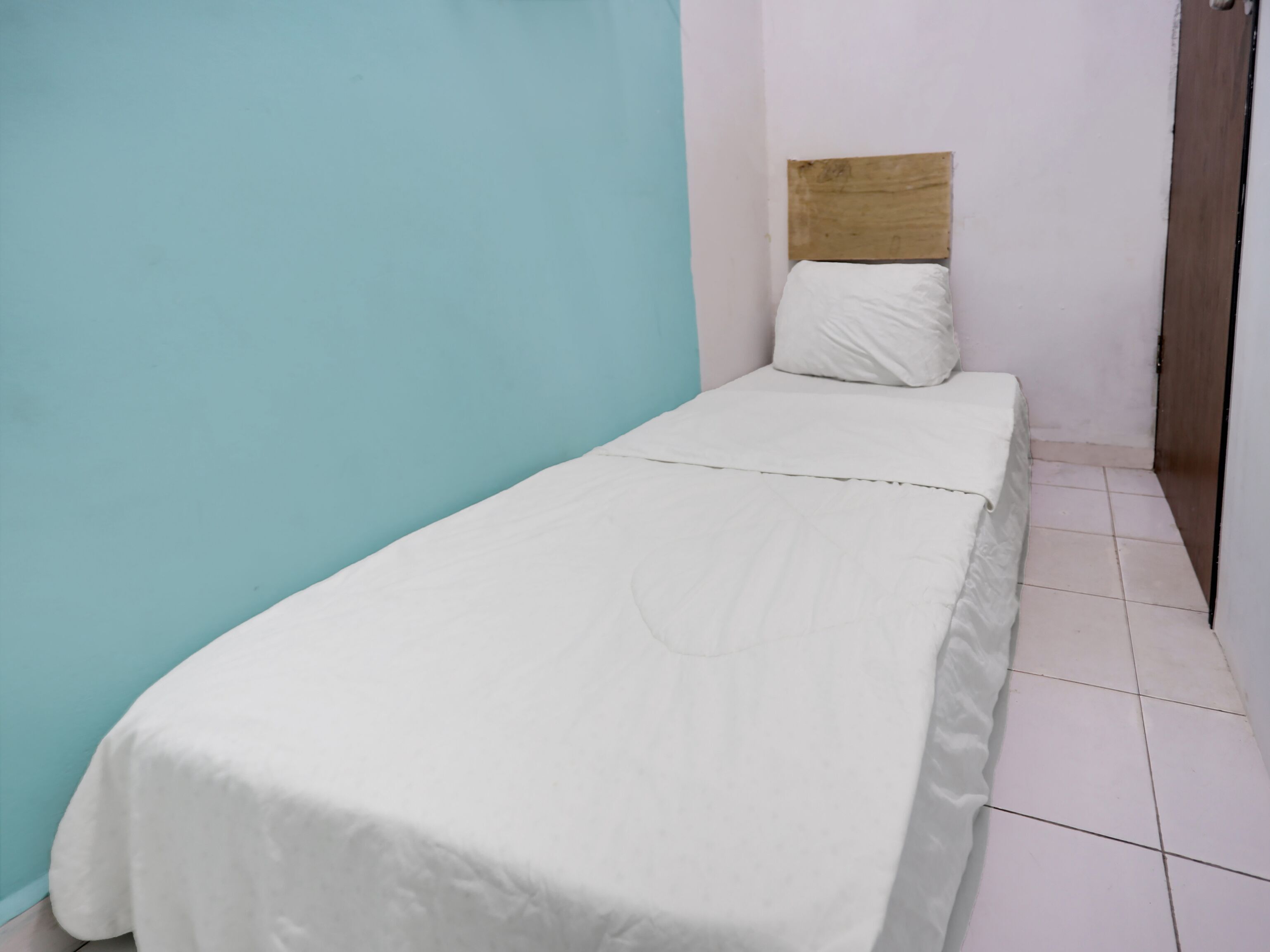 Espacio para trabajar con laptop y ropa de cama 